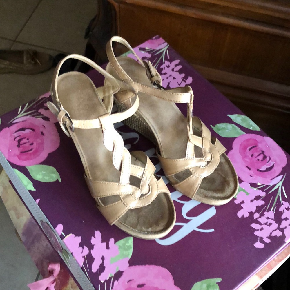 A2 sandals